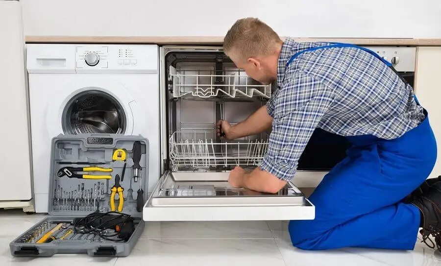 Buca Gorenje servisi teknisyen ekibi beyaz eşya tamiri yaparken